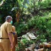 Bupati Kuningan saat meninjau lokasi longsor di desa Cidahu, Pasawahan, Kuningan.